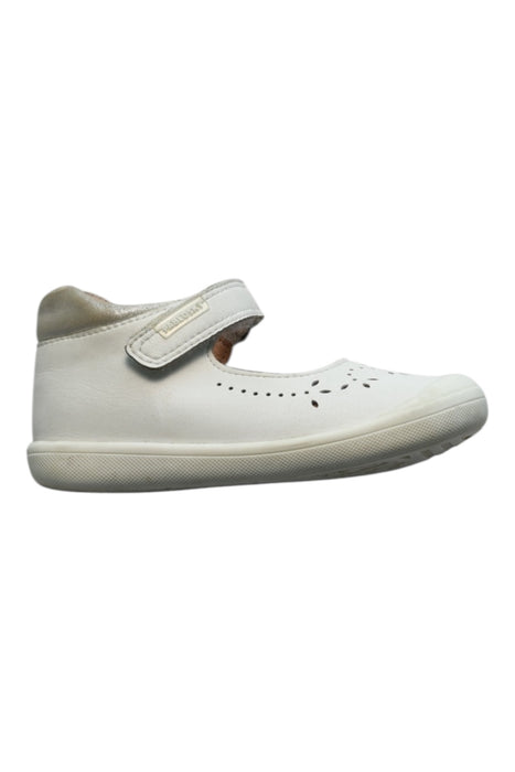 A White Flats from Pablosky in size 18-24M for girl. (Front View)