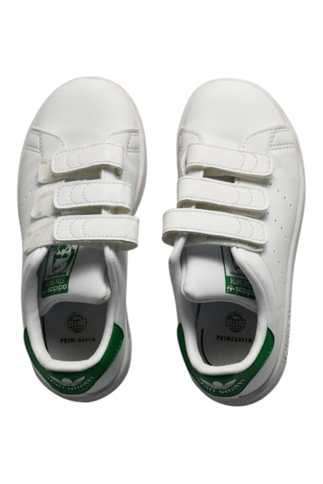 A White Sneakers from Adidas in size 6T for boy. (Front View)