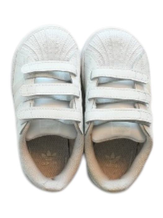 A White Sneakers from Adidas in size 18-24M for neutral. (Back View)