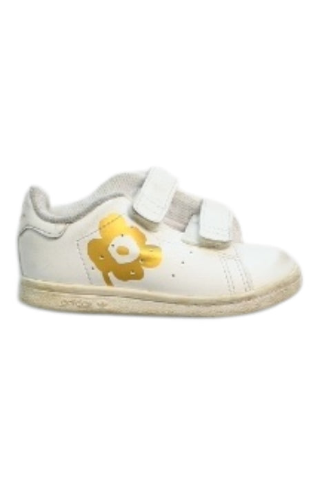A White Sneakers from Adidas in size 12-18M for girl. (Front View)