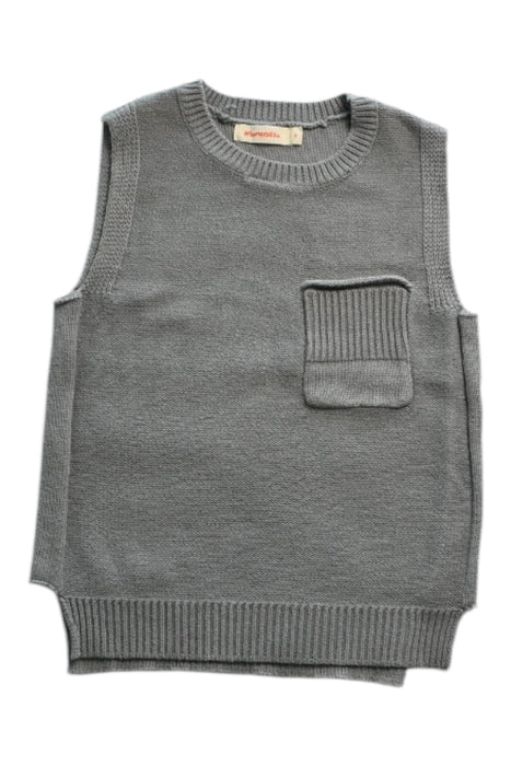 A Grey Sleeveless Tops from Momonittu in size 6T for boy. (Front View)