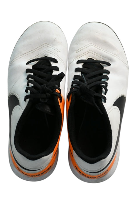 A White Cleats/Soccer Shoes from Nike in size 13Y for boy. (Back View)
