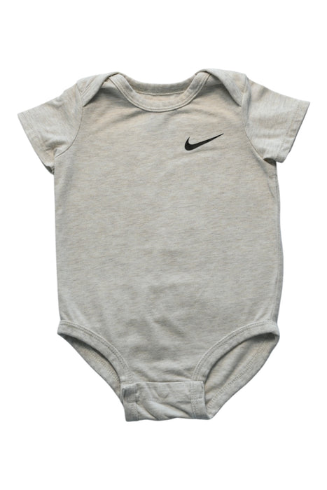 A Grey Short Sleeve Bodysuits from Nike in size 3-6M for neutral. (Front View)