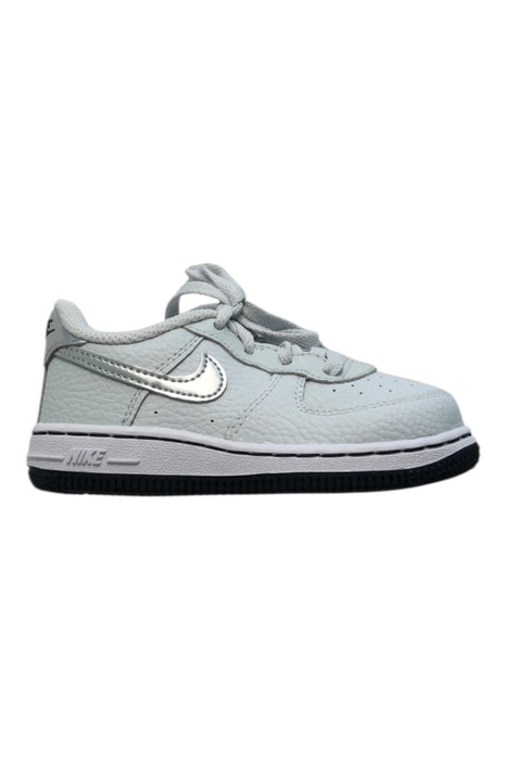 A White Sneakers from Nike in size 3T for girl. (Front View)