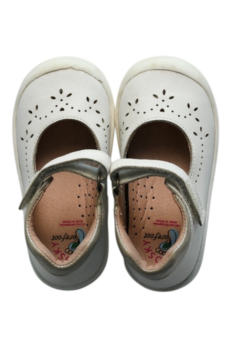A White Flats from Pablosky in size 18-24M for girl. (Back View)