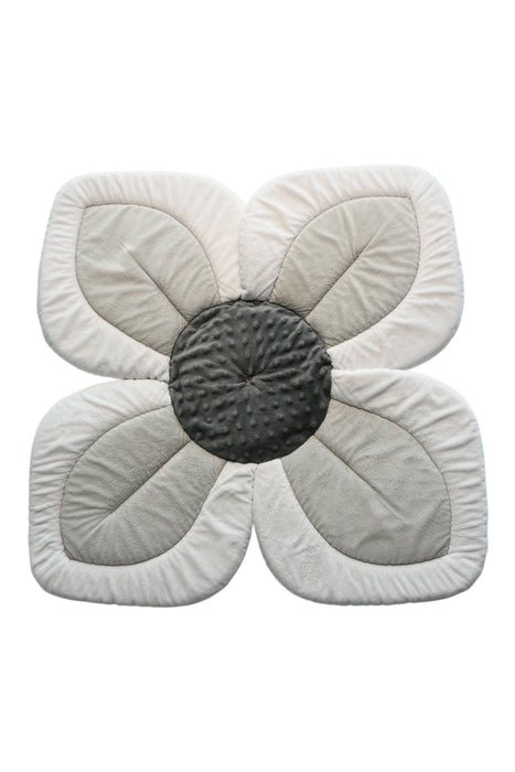 A Grey Playmats from Blooming Bath in size Newborn for neutral. (Front View)