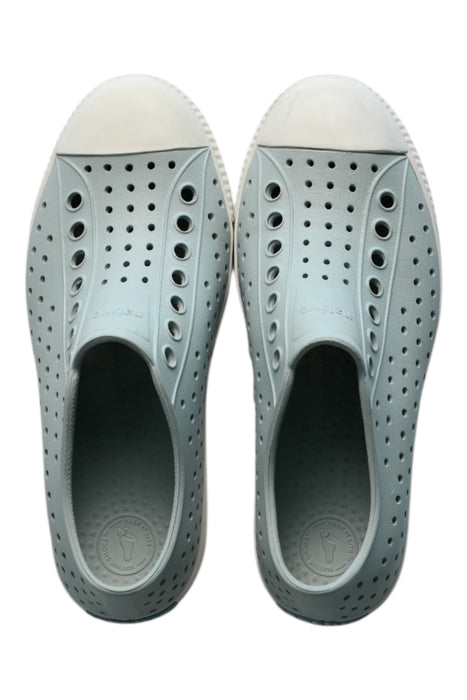 A White Sneakers from Native Shoes in size 9Y for girl. (Front View)