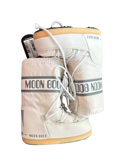 A White Winter Boots from Moon Boot in size 6T for neutral. (Back View)