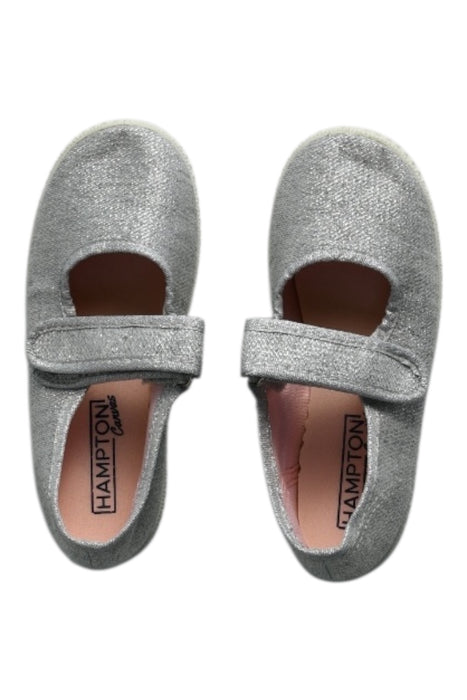 A Silver Flats from Hampton Canvas in size 6T for girl. (Front View)