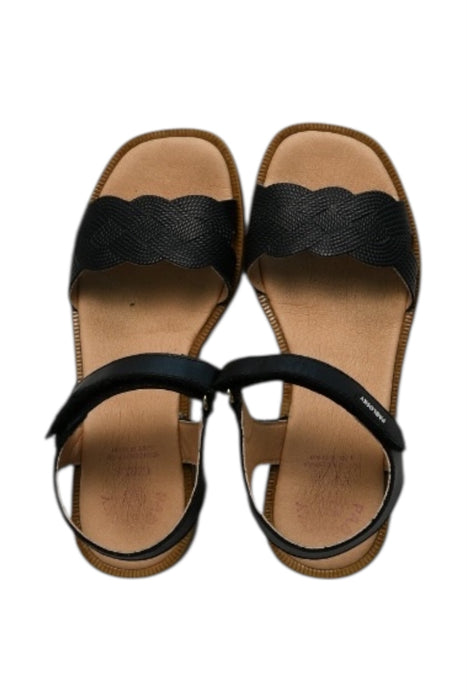 A Black Sandals from Pablosky in size 7Y for girl. (Front View)