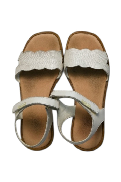 A White Sandals from Pablosky in size 7Y for girl. (Front View)